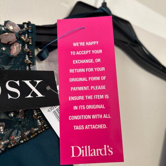 ✨ Brand New Formal Dress for Sale – Never Worn! ✨ - Picture 2 of 9